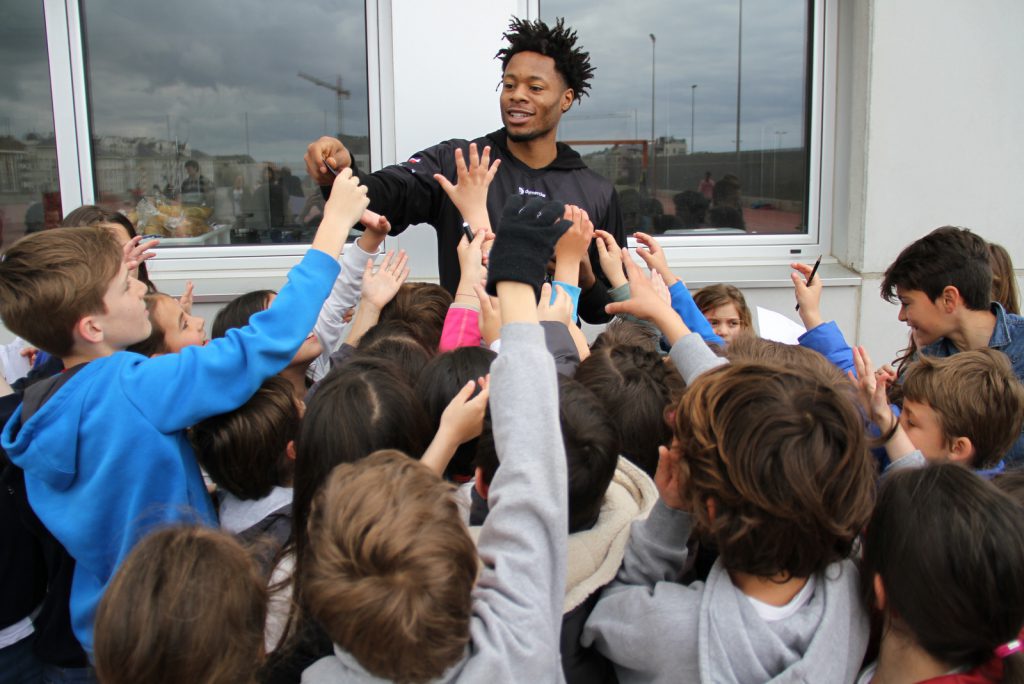 DeAngelo Hailey repartiendo invitaciones a los jóvenes alumnos del Colegio Cabo Mayor | Foto: Pablo Lanza