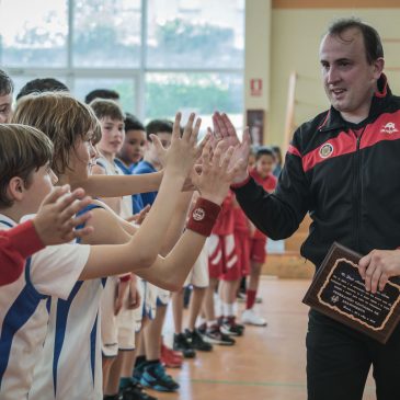 Emotivo homenaje al árbitro Andrés Bárcena