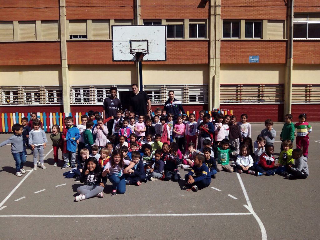 Alumnos del Colegio José Arce Bodega con los jugadores de La Gallofa & Co