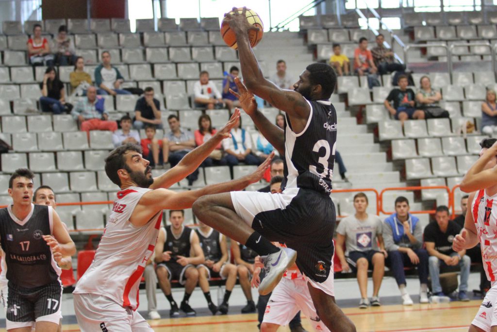 Lleon Tillman en el amistoso ante el Gijón Basket