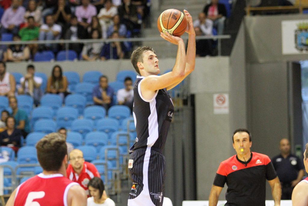 Sandro Gacic anotó 5 triples | Foto: Pablo Lanza