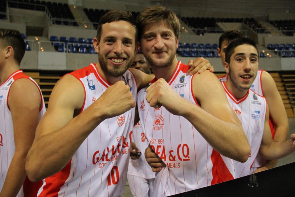 El capitán Jaime García y Mihajlo Zvonar celebrando el triunfo | Foto: Pablo Lanza