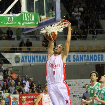 Una derrota con sabor a victoria en el derbi cántabro (64-71)