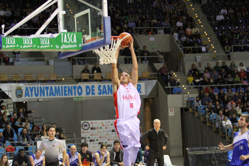 Mate de Jaime García en el derbi ante Pas Piélagos | Foto: Pablo Lanza