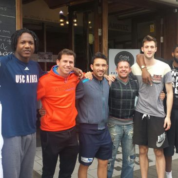 Los jugadores de Gallofa & Co y la pareja de padel Sanyo Gutiérrez-Paquito Navarro se desean suerte mutuamente