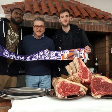 Sandro Gacic y Lleon Tillman disfrutan de su premio en el Restaurante Laury