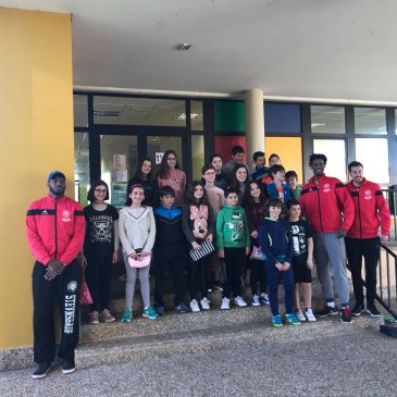 Antonio Izquierdo, Davie Champagnie y Takija Knight en el Colegio Manuel Cacicedo