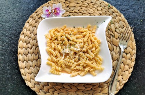 Du hast wenig Zeit und willst auf die Schnelle was zaubern? Wie wäre es mit Pasta mit Rahmsoße? Ein absolutes Soulfood ohne Tütchen. Dafür mit vollem Genuss!