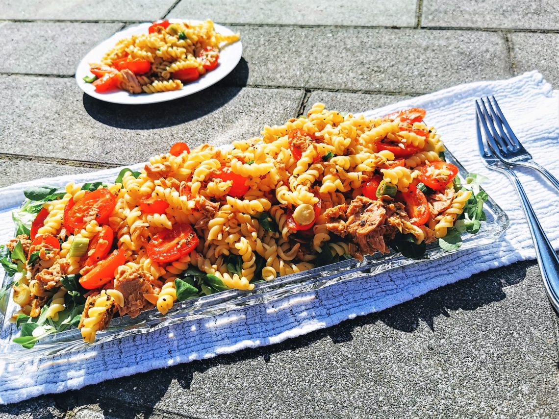 Sommerlicher Nudelsalat mit Thunfisch - ein einfaches Rezept, das vollen Genuss verspricht