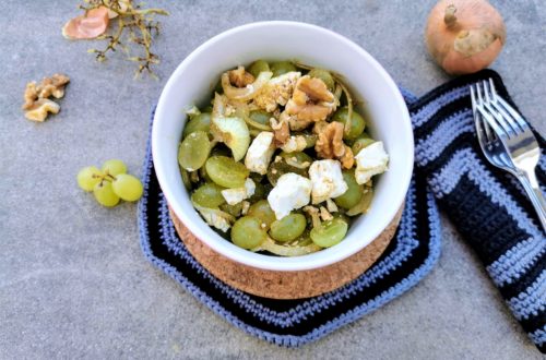 Ein frisches Rezept für Traubensalat mit Feta. Die Kombination aus süßen Weintrauben mit würzigem Schafskäse und Nüssen ist unschlagbar lecker!