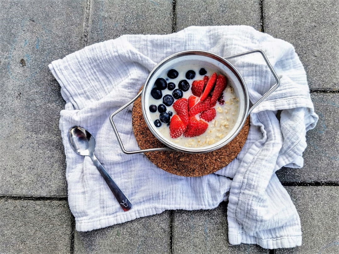 Yummy veganes Porridge für einen guten Start in den Tag. Wenn du nach einem gesunden, schnellen und leckeren Frühstück suchst, bist du hier richtig!