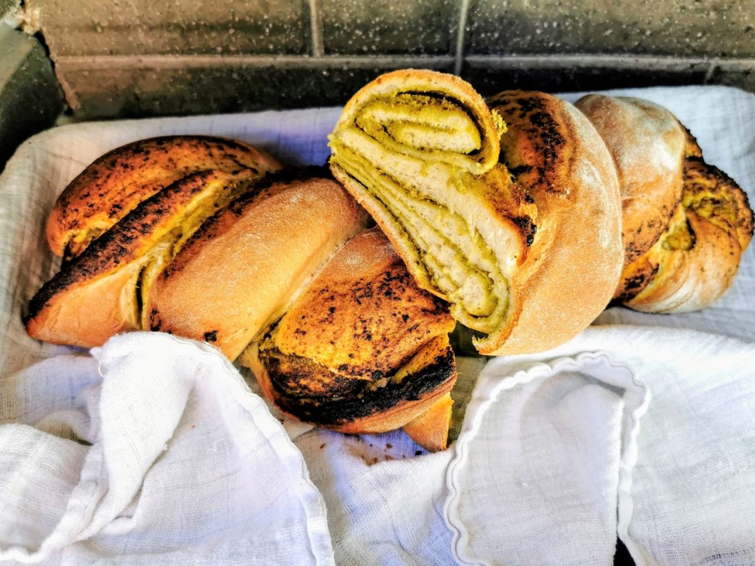 Pestobrot: ein herrlich unkompliziertes Rezept für Pestobrot mit Hefeteig. Dieses Brot wirst du lieben, denn es schmeckt unschlagbar gut und braucht weniger als eine Stunde vom Start bis zum Genuss!