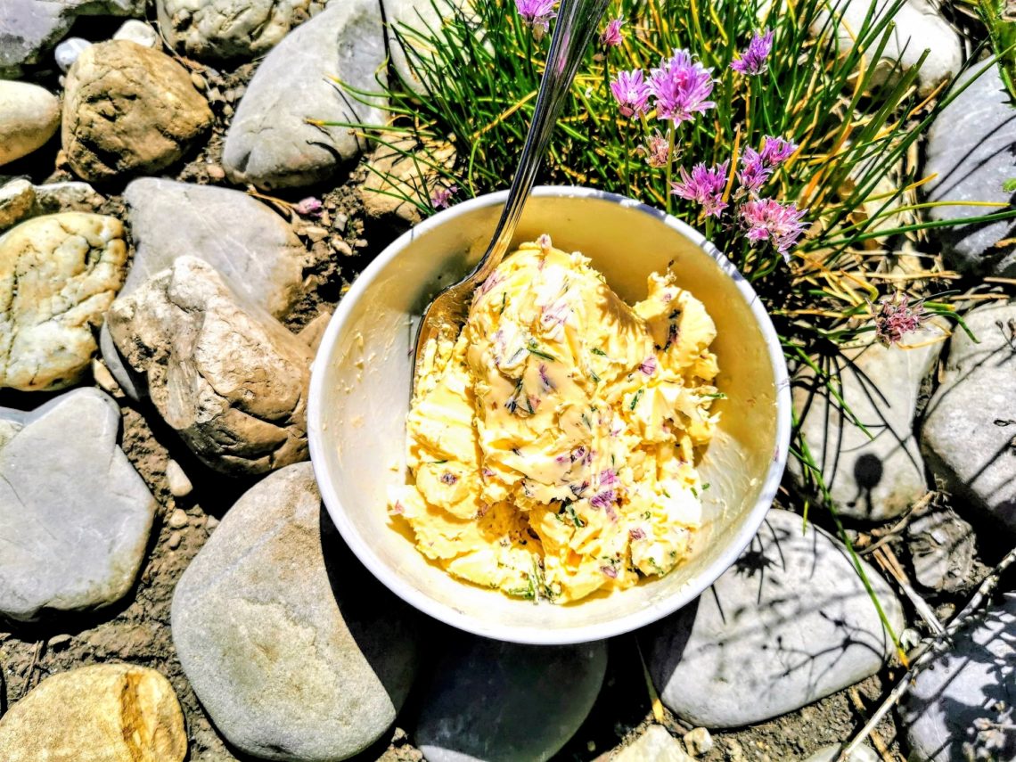Rezept für Schnittlauchbutter. Der Clou daran sind die Blüten, die eine sanfte Süße als Kontrast zum scharfen Schnittlauch abgeben.