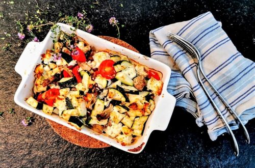 Dieses sommerliche Tomatengratin mit Feta ist unkompliziert, lecker und optisch ein Hingucker. Bei diesem vegetarischen Gericht vermisst man kein Fleisch!