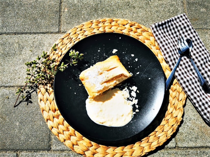 Rezept für Apfelstrudel aus Blätterteig mit Vanillesoße - ein leckeres Gericht mit Wohlfühlfaktor