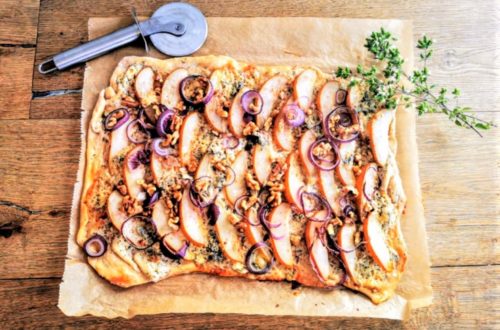 Flammkuchen mit Birne und Cambozola - ein herbstlich würziges Rezept für vegetarischen Genuss