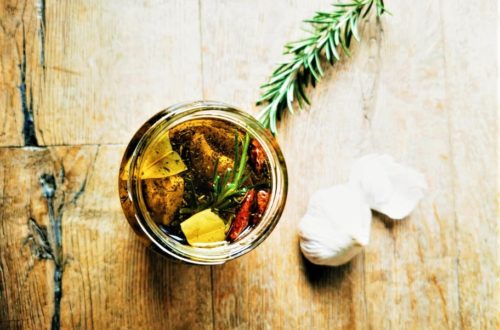 Rezept: eingelegter Knoblauch in Olivenöl mit Thymian, Rosmarin und Chili - ein tolles Geschenk aus der Küche