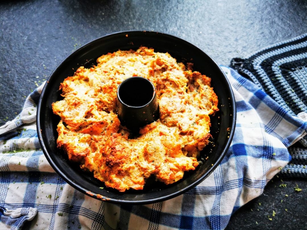 gelingsichere Semmelknödel aus dem Gugelhupf - ein tolles Rezept für alle, die alte Brötchen übrig haben