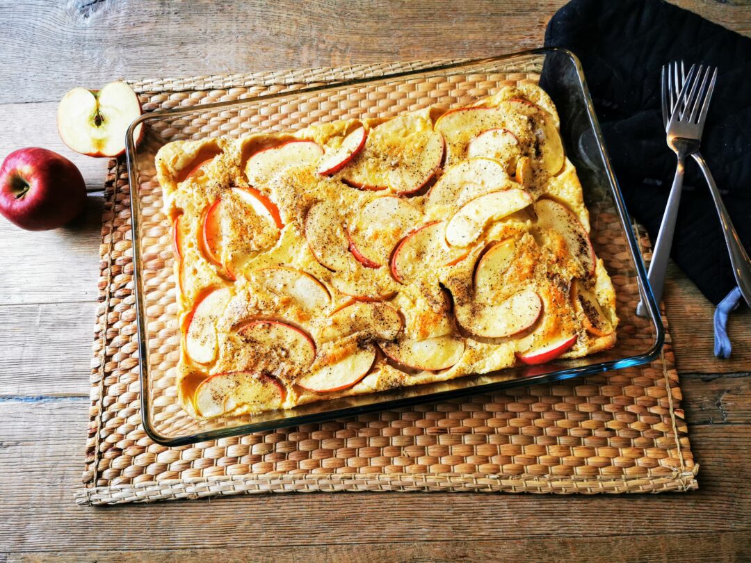 Apfelpfannkuchen aus dem Ofen. Saftig, lecker und schnell! Ein tolles Rezept für die ganze Familie