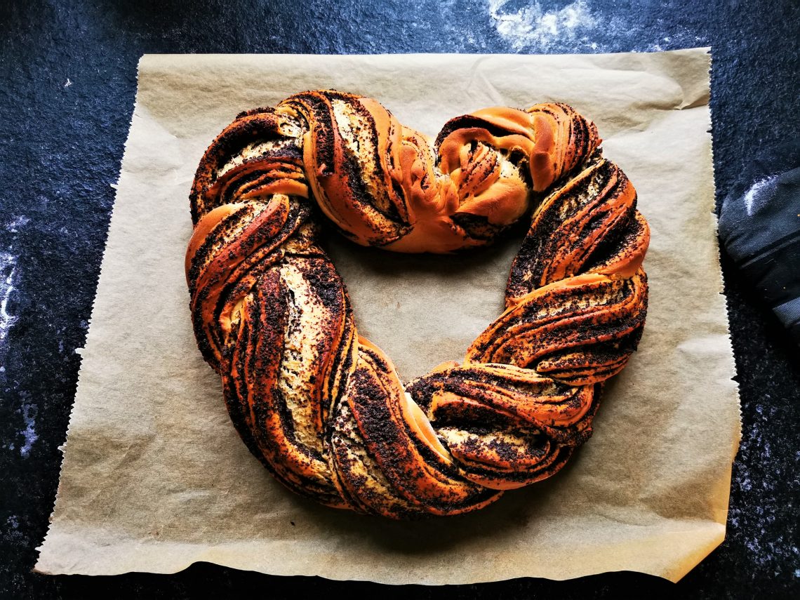 Ein einfacher Mohnzopf zum Valentinstag: Backrezept mit Hefeteig