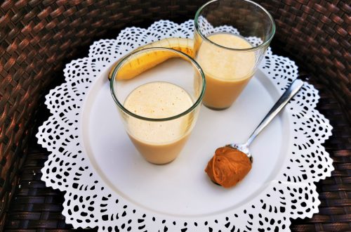 Rezept für vegane Bananenmilch mit Erdnussbutter: Ein rundum gesundes Frühstück für alle, die morgens nicht gern essen.