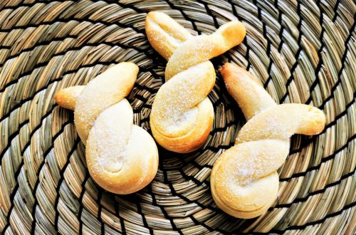 Süße Osterhasen aus Hefeteig. So einfach kannst du dieses leckere Ostergebäck mit meinem Rezept mit Schritt-für-Schritt-Anleitung nachbacken.