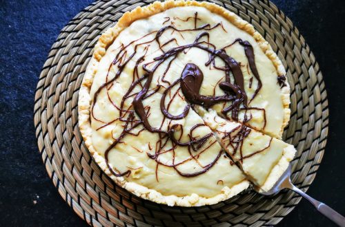 Dieses Rezept für Erdnussbutter-Bananenkuchen mit Puddinghaube besticht durch den einmaligen Geschmack und die einfache Zubereitung! Lecker!