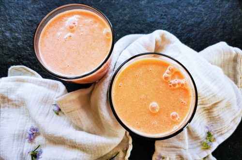 Du suchst ein sommerlich erfrischendes Getränk? Wie wäre es mit Melonen-Lassi? Ein einfaches veganes Rezept für einen leckeren Joghurtdrink.