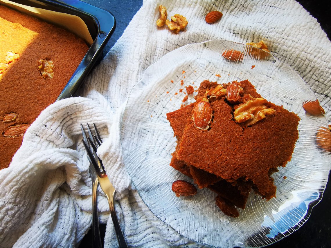 Ein einfaches Rezept für Nusskuchen vom Blech. Perfekt, wenn es mal wieder schnell gehen muss. Dieses Backrezept ist kinderleicht und lecker.