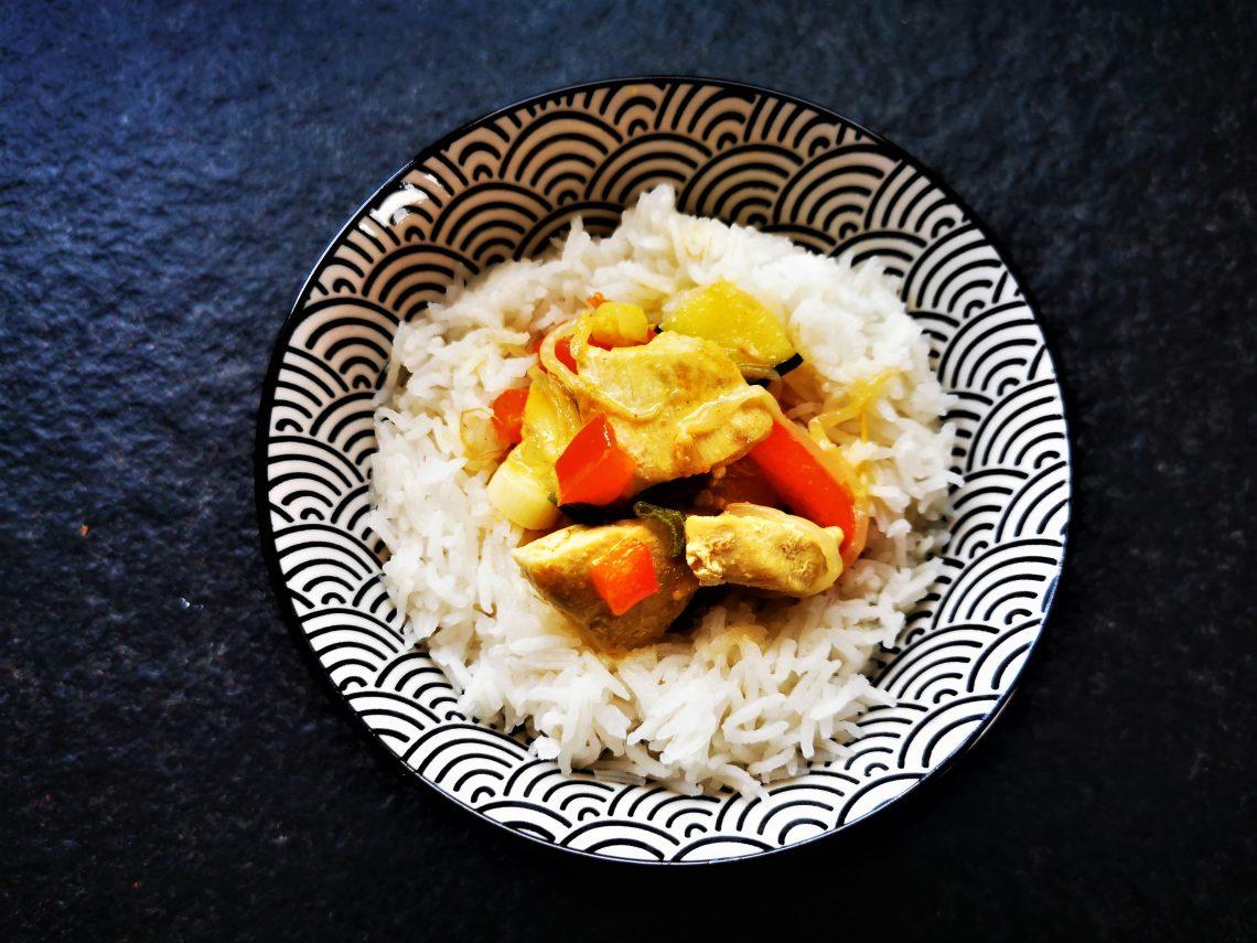 Ein gelingsicheres Rezept für Hähnchencurry mit Kokosmilch - so einfach, so schnell und so lecker! Nachkochen und genießen!