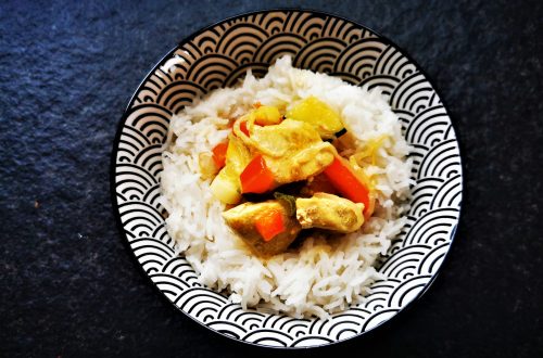 Ein gelingsicheres Rezept für Hähnchencurry mit Kokosmilch - so einfach, so schnell und so lecker! Nachkochen und genießen!