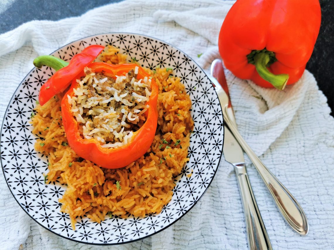 Ein bodenständiges Rezept für gefüllte Paprika mit Hack und Tomatenreis - ein One Pot Gericht. Nachkochen und genießen!