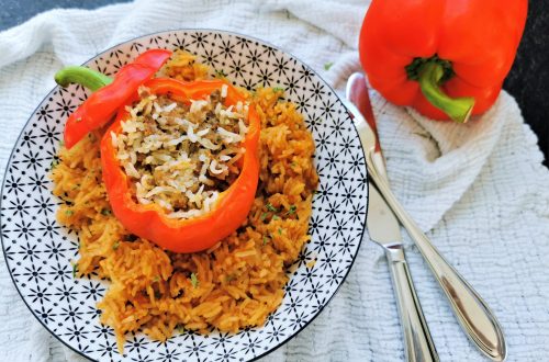 Ein bodenständiges Rezept für gefüllte Paprika mit Hack und Tomatenreis - ein One Pot Gericht. Nachkochen und genießen!