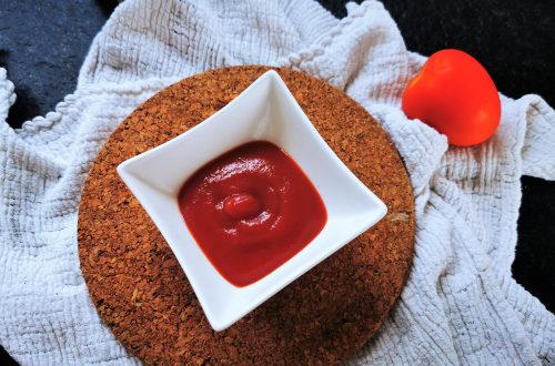 Dieses Rezept für Ketchup ohne Kochen wirst du lieben. In wenigen Minuten mit einfachen Zutaten hast du dein eigenes Tomatenketchup gezaubert