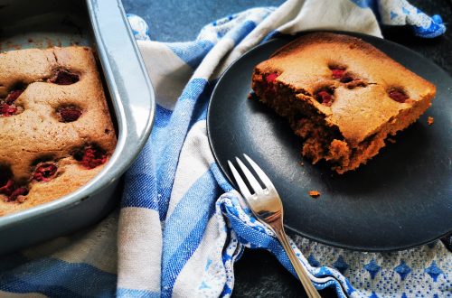 Dieses tolle Rezept für Schokokuchen mit Himbeeren vom Blech darf in keiner Küche fehlen. Einfach, schnell und lecker backen.