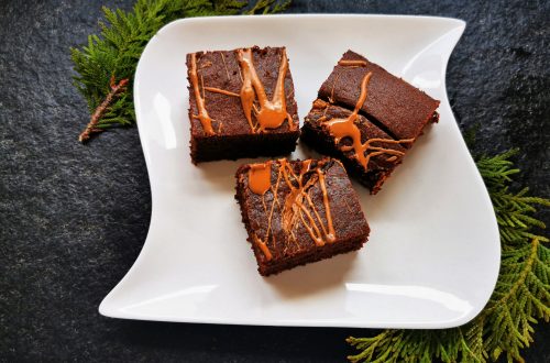 Hier findest du ein kinderleichtes Rezept für Lebkuchenbrownies mit Biscoff-Creme. Ganz einfach nachbacken und genießen!