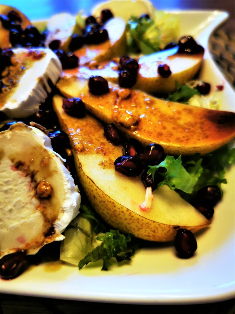 Granatapfelsalat mit Birne, Ziegenkäse und einem Honig-Senf-Dressing - ein richtig leckeres Rezept