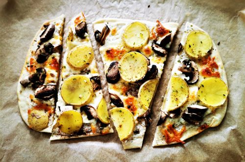 Diese herrliche vegetarische Variation des Flammkuchen mit Kartoffeln und Champignons ist eine Versuchung wert - ein einfaches Rezept!