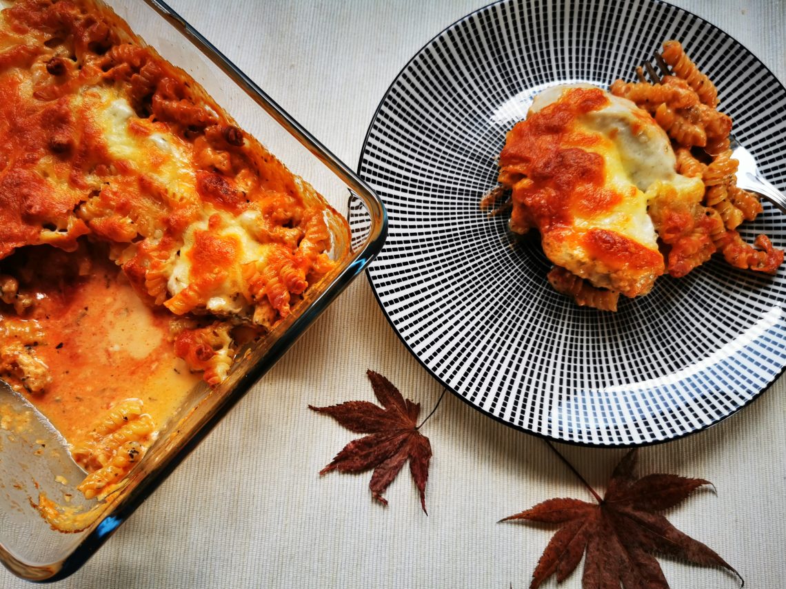 Dieser Nudelauflauf mit Hähnchen ist ein Gedicht. Mit Mozzarella überbacken besticht das Gericht durch seine Schlichtheit und den Geschmack.