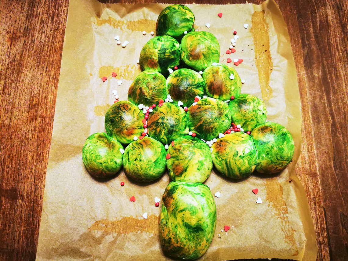 Ein schnelles und einfaches Backrezept für Bubble Bread bzw. Tannenbaum Brötchen zu Weihnachten mit süßem Hefeteig. Nachbacken und genießen!