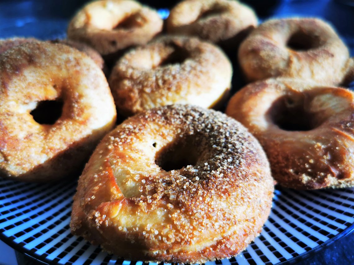 Du möchtest diese leckeren Kringel backen und weißt nicht wie? Hier zeige ich dir ganz einfach, wie du Donuts ohne Donutmaker backen kannst!