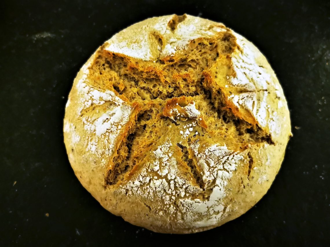 Brot backen leicht gemacht. Hier findest du ein einfaches Rezept für Chiabrot ohne Gehzeit. Nachmachen und genießen!