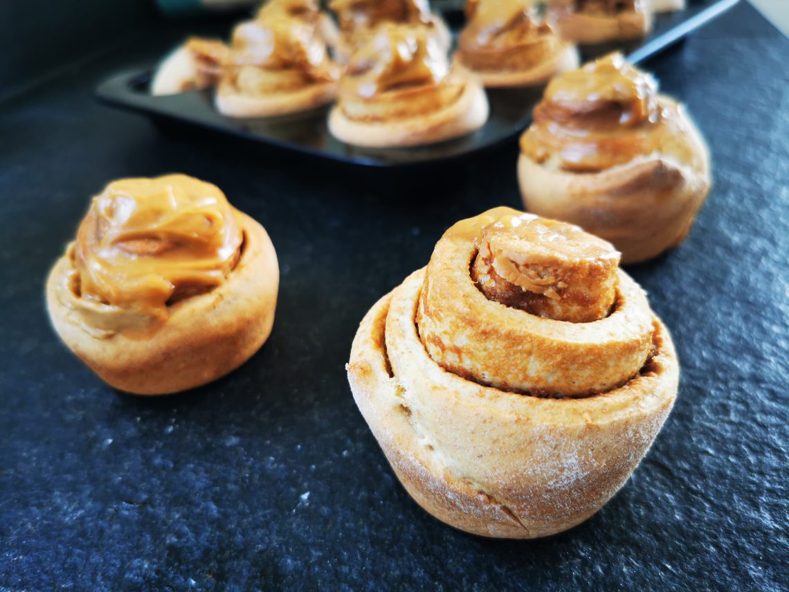 Dieses kinderleichte Rezept für Hefeschnecken wirst du lieben! Schritt für Schritt erkläre ich dir, wie du diese Leckereien backen kannst!