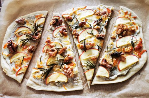 Rezept für Flammkuchen mit Apfel: vegetarisch, schnell und einfach. Eine tolle Alternative zum klassischen Flammkuchen mit Speck und Zwiebeln.