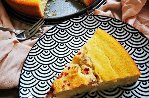 Rezept: Rührkuchen mit Zitrone und Himbeeren - einfacher, unheimlich fluffiger und saftiger Kuchen aus der Springform. Nachbacken & genießen!