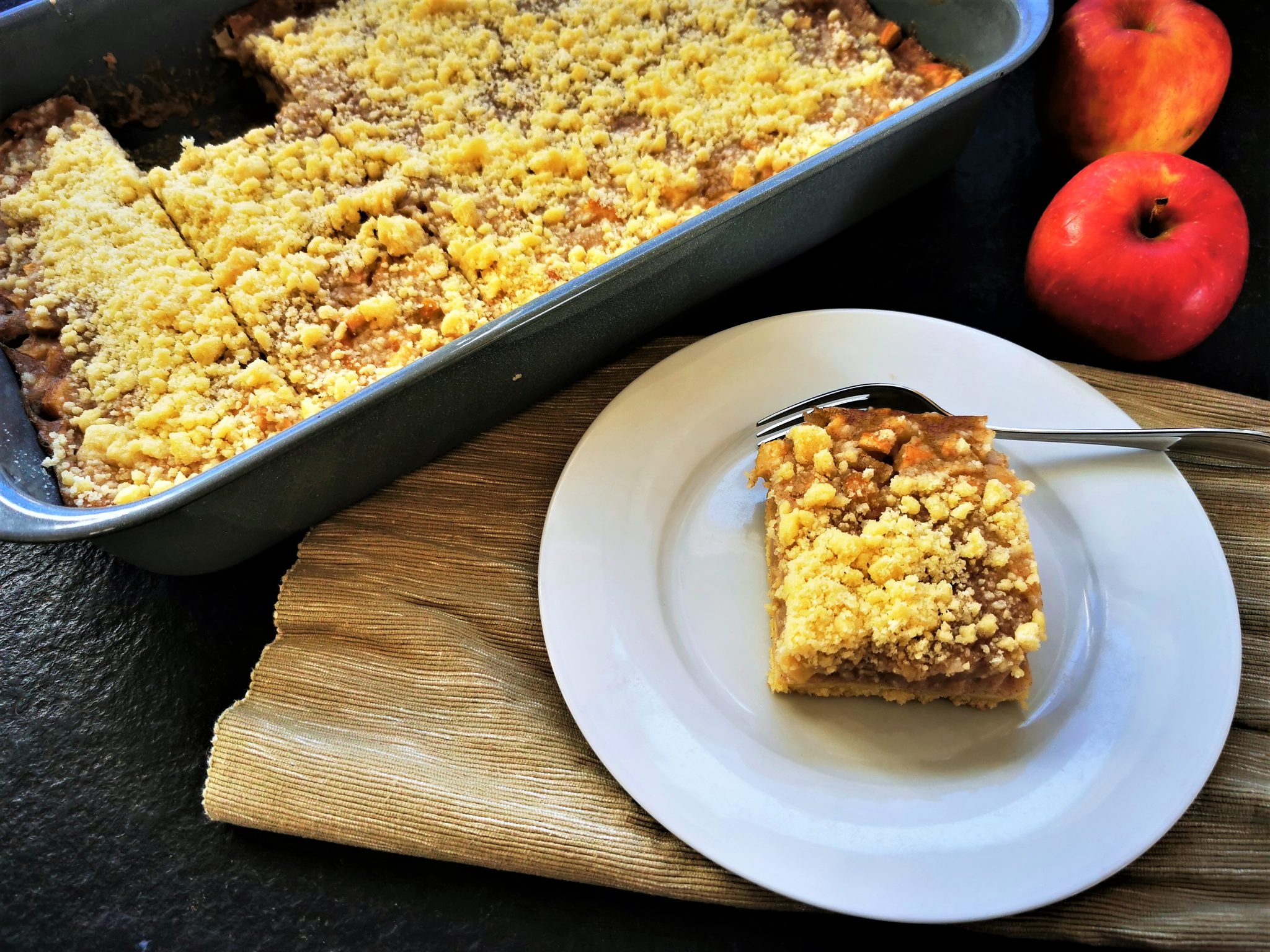 Apfelkuchen Mit Pudding Und Streuseln Vom Blech Apfel-Puddingkuchen vom Blech mit Streuseln // himmlischer