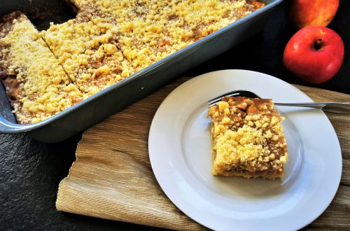 Hier findest du ein kinderleichtes Rezept für Puddingkuchen vom Blech mit Apfel und Streuseln. So einfach, so lecker! Nachbacken & genießen!