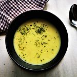 Blumenkohlsuppe kochen - so einfach geht es. Hier findest du ein kinderleichtes Rezept für cremige Suppe mit Blumenkohl und Kartoffeln!