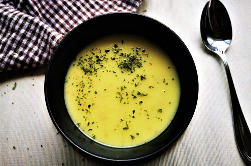 Blumenkohlsuppe kochen - so einfach geht es. Hier findest du ein kinderleichtes Rezept für cremige Suppe mit Blumenkohl und Kartoffeln!