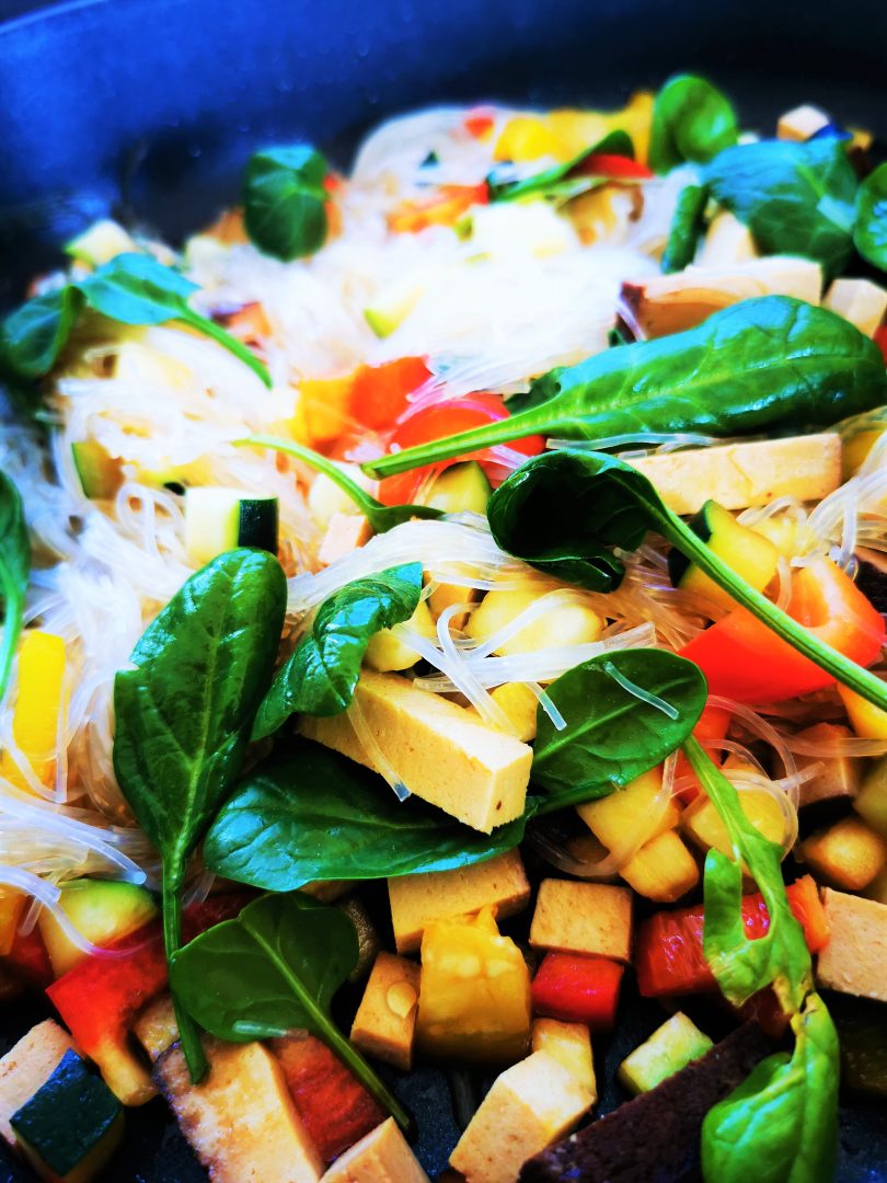 Glasnudeln mit frischem Gemüse, Tofu und Sojasoße ergeben ein schnelles und nahrhaftes Gericht!